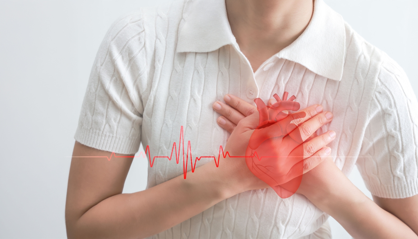 Femme ressentant une douleur à la poitrine, symptôme typique de l’insuffisance cardiaque que veut règler CardiaMetrics